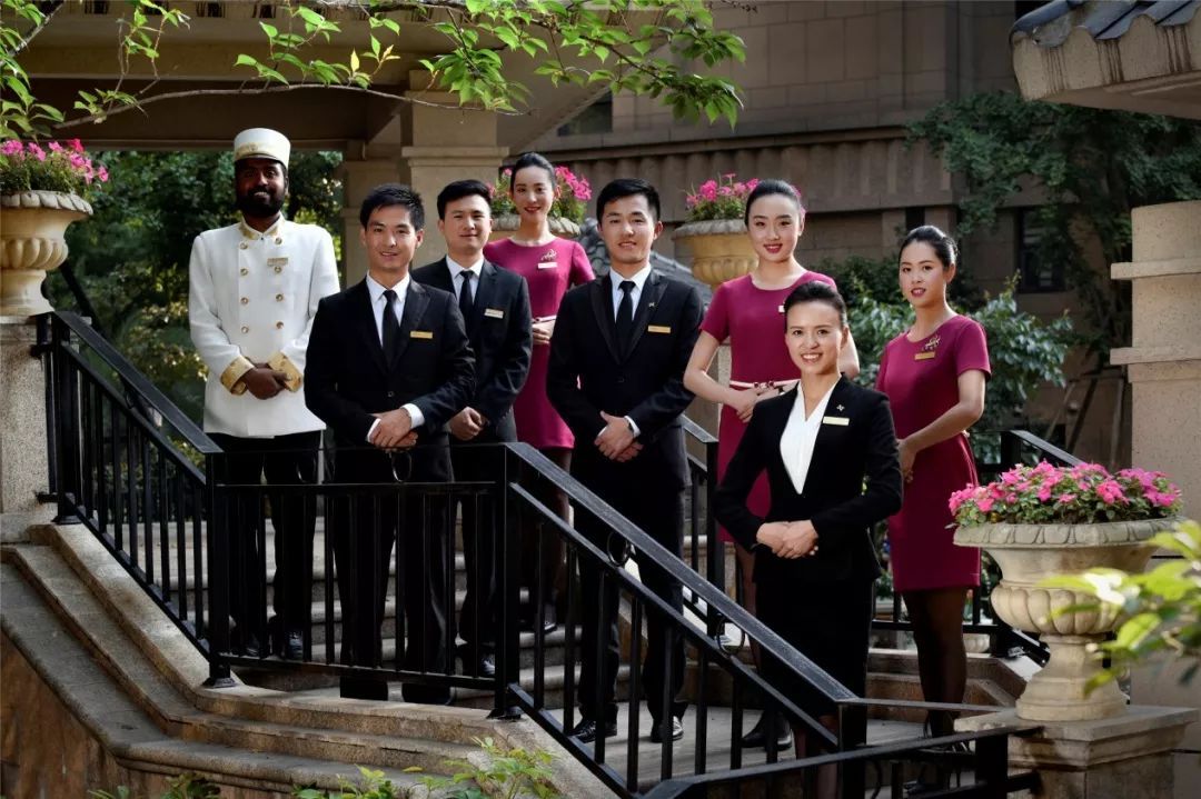 藍(lán)光進(jìn)化論 以“兩只手”卡位現(xiàn)代服務(wù)業(yè)，搶灘萬(wàn)億級(jí)物業(yè)管理藍(lán)海